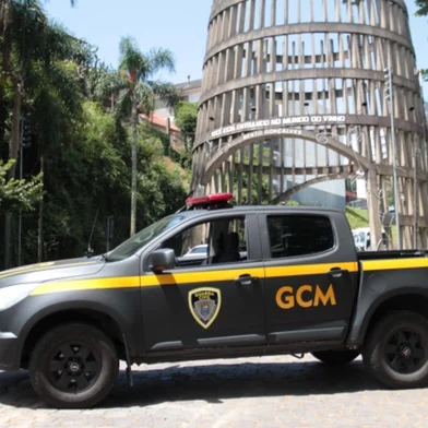 O prefeito de Bento Gonçalves, Diogo Siqueira, conseguiu aprovar, por maioria de votos, mais um projeto de lei polêmico no âmbito dos servidores municipais. Na matéria discutida na sessão da Câmara de Vereadores desta segunda-feira (31), foi aceita uma mudança no regimento da gestão da Guarda Civil Municipal (GCM) da cidade. Agora o chefe dos agentes não precisa mais seguir alguns requisitos, como estar há seis anos na corporação, podendo ser uma indicação política. <!-- NICAID(16007790) -->