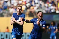 Chelsea's English midfielder #10 Cole Palmer (L) celebrates scoring his team's second goal with Chelsea's Argentinian midfielder #08 Enzo Fernandez during the FIFA Club World Cup 2025 final football match between England's Chelsea and France's Paris Saint-Germain at the MetLife Stadium in East Rutherford, New Jersey on July 13, 2025. (Photo by FRANCK FIFE / AFP)Editoria: SPOLocal: East RutherfordIndexador: FRANCK FIFESecao: soccerFonte: AFPFotógrafo: STF<!-- NICAID(16079648) -->