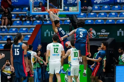 FIBA / Divulgação EUA x Brasil, basquete sub-18