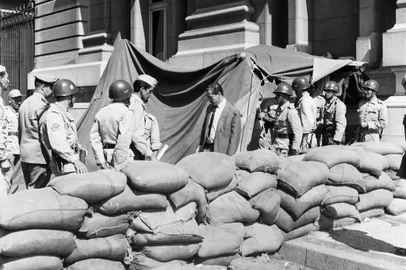 legalidadePORTO ALEGRE , RS , BRASIL , 14-03-2014 - 50 anos do golpe militar de 1964 ,Visita do Sr. Governador aos Postos de Segurança da Legalidade , Porto Alegre/RS, bairro Centro, Rua Duque de Caxias, Palácio Piratini , Governo Leonel de Moura Brizola. (Foto : Reprodução/ ACERTO FOTOGRÁFICO ) Porto Alegre, 31/08/1961.Local: Porto AlegreIndexador: fotografia Palácio PiratiníFonte: APP04-DVD-005<!-- NICAID(10314782) -->