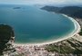Praia de Florianópolis é a mais poluída do Brasil, aponta estudo inédito; plástico está presente em toda a costa do país