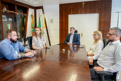 A Prefeitura de Caxias do Sul, por meio da Secretaria Municipal da Saúde (SMS), manterá o serviço materno-infantil pelo SUS dentro do Hospital Pompéia até que ocorra a transferência para o Hospital Virvi Ramos. O município concluiu a contratação emergencial de entidade que fará a gestão do serviço durante esse período, a partir de 1º de janeiro de 2024. A assinatura do contrato entre o Instituto de Desenvolvimento, Ensino e Assistência à Saúde – Ideas e a Prefeitura ocorreu na quinta-feira (28/12), no Salão Nobre da Prefeitura. A responsabilidade pelos atendimentos será do Instituto, com supervisão da Secretaria Municipal da Saúde (SMS).<!-- NICAID(15637233) -->