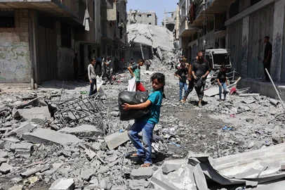 Palestinians salvage items from the rubble of homes destroyed in Israeli strikes on the southern al-Zeitoun neighbourhood in Gaza City on August 19, 2025. Gaza's civil defence agency reported that 31 people were killed on August 19 by Israeli strikes and fire across the territory, with spokesman Mahmud Bassal telling AFP the situation was "very dangerous and unbearable" in the Zeitoun and Sabra neighbourhoods of Gaza City, where he said "artillery shelling continues intermittently". (Photo by Omar AL-QATTAA / AFP)<!-- NICAID(16104887) -->