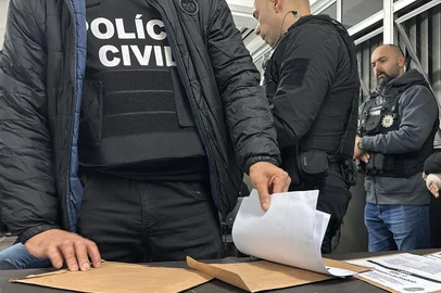 Ex-secretária do Bem-Estar Animal de Canoas, Paula Lopes foi presa na manhã desta segunda-feira (15) em Porto Alegre. A Polícia Civil entende que ela praticou maus-tratos, estelionato, associação criminosa e quebra de sigilo funcional. Duas veterinárias também foram presas.Paula é investigada por ordenar mortes em massa de cães e gatos resgatados por meio de eutanásia. Além disso, criava campanhas de arrecadação para auxiliar nos tratamentos, enquanto pedia para veterinários sacrificarem os animais.<!-- NICAID(16306344) -->