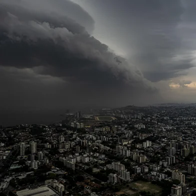 PORTO ALEGRE, RS, BRASIL - 25.11.2021 - Foto capturada desde o Bairro Tristeza em direção ao Centro de POA.<!-- NICAID(14951158) -->