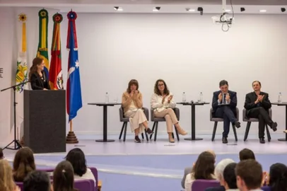 Universidade de Caxias do Sul / Divulgação O grupo tem como objetivo desenvolver e manter um sistema de indicadores em Direitos Humanos em suas áreas de atuação, de forma continuada, que sirva de subsídios a técnicos e gestores responsáveis pela elaboração, execução e aprimoramento de políticas públicas voltadas aos grupos sociais vulnerabilizados, iniciando com crianças e adolescentes.<!-- NICAID(16168064) -->