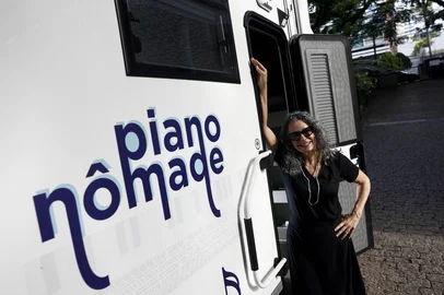 PORTO ALEGRE, RS, BRASIL - 2025.02.11 - Ex-procuradora aposentada do Ministério Público Federal Solange Mendes Souza, 66 anos, montou um motorhome em uma Hilux com um piano embutido e vai viajar o mundo, sozinha, a partir do dia 19 de fevereiro. O projeto se chama Piano Nômade. (Foto: André Ávila/ Agência RBS)Indexador: Andre Avila<!-- NICAID(15974301) -->