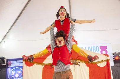 Cia Espicula apresenta Circolando por Aí<!-- NICAID(14438279) -->