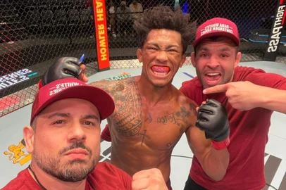 Vinícius LokDog (C) com seus treinadores Rafael Sombra (E) e Anderson Segatto (D)