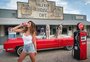 Aos 55 anos, Cindy Crawford recria look de comercial de refrigerante que estrelou em 1992
