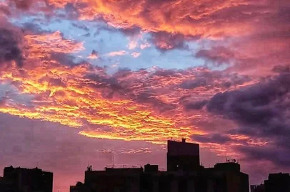 Céu de Porto Alegre, coluna Claudia Tajes para a Revista Donna<!-- NICAID(15211781) -->