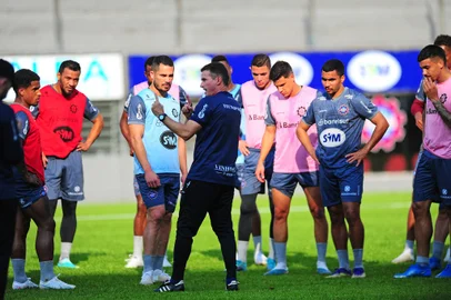 CAXIAS DO SUL, RS, BRASIL, 23/08/2023. Treino do Caxias no estádio Centenário. A SER Caxias se prepara para o primeiro jogo das quartas de final da série D do Campeonato Brasileiro 2023. Na foto, técnico Gerson Gusmão (C). (Porthus Junior/Agência RBS)Indexador:                                 <!-- NICAID(15518574) -->