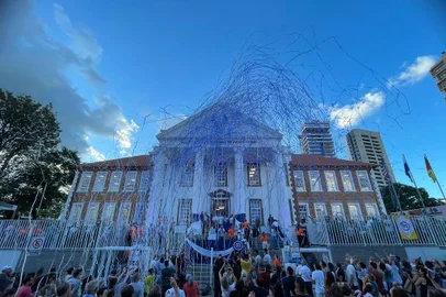 A belíssima tarde de domingo de sol em Passo Fundo abrilhantou ainda mais a reinauguração do centenário edifício Texas, patrimônio histórico do município que a partir desta segunda-feira (19) abrigará 300 alunos<!-- NICAID(15682810) -->