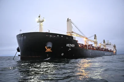 The cargo ship Vezhen is anchored outside Karlskrona, Sweden, on January 27, 2025, for examination by Swedish authorities. Swedish authorities on Sunday, January 26, 2025 seized the ship suspected of having sabotaged a fibre-optic cable in the Baltic Sea, the prosecutors' office announced. Prosecutors have opened an investigation for "aggravated sabotage" after the undersea cable running between Sweden and Latvia was damaged, said the statement. (Photo by Johan Nilsson/TT / TT News Agency / AFP) / Sweden OUTEditoria: CLJLocal: KarlskronaIndexador: JOHAN NILSSON/TTSecao: crimeFonte: TT News AgencyFotógrafo: STR<!-- NICAID(15962161) -->