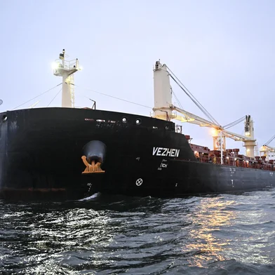 The cargo ship Vezhen is anchored outside Karlskrona, Sweden, on January 27, 2025, for examination by Swedish authorities. Swedish authorities on Sunday, January 26, 2025 seized the ship suspected of having sabotaged a fibre-optic cable in the Baltic Sea, the prosecutors' office announced. Prosecutors have opened an investigation for "aggravated sabotage" after the undersea cable running between Sweden and Latvia was damaged, said the statement. (Photo by Johan Nilsson/TT / TT News Agency / AFP) / Sweden OUTEditoria: CLJLocal: KarlskronaIndexador: JOHAN NILSSON/TTSecao: crimeFonte: TT News AgencyFotógrafo: STR<!-- NICAID(15962161) -->
