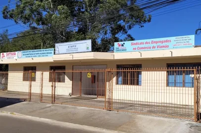 A Prefeitura de Viamão, na Região Metropolitana, e sindicatos disputam a posse de um terreno de 1,7 mil metros quadrados no centro da cidade, na rua Rua Jorge Kalil Flores.<!-- NICAID(16080490) -->