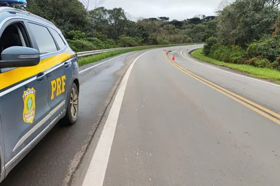 Motociclista de 49 anos morre após acidente com caminhão na BR-285, em Carazinho<!-- NICAID(16364617) -->