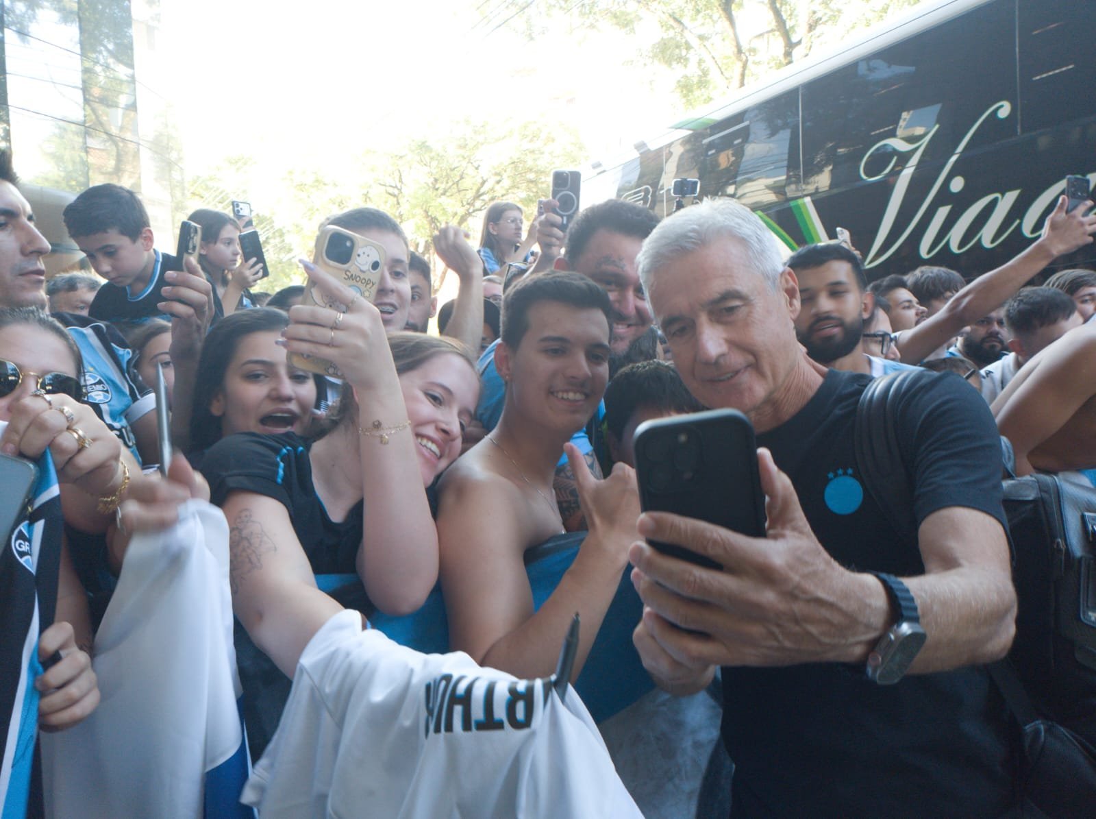 Com Lu&iacute;s Castro ovacionado, Gr&ecirc;mio desembarca em Chapec&oacute;