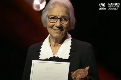 Irmã Rosita Milesi recebendo o prêmio da Acnur<!-- NICAID(15890256) -->