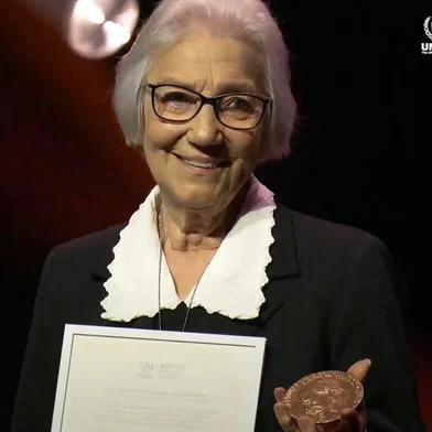 Irmã Rosita Milesi recebendo o prêmio da Acnur<!-- NICAID(15890256) -->