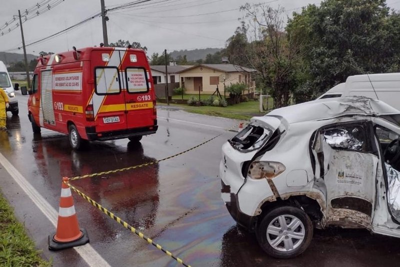 SÃO SEBASTIÃO DO CAÍ - carro da Secretaria Municipal de Saúde de Riozinho aquaplanou e bateu em poste no km 10 da RS-122. Duas pessoas morreram. <!-- NICAID(15458292) -->