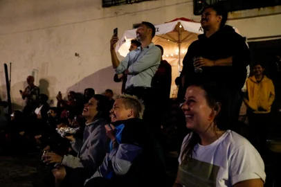 A gaúcha Valéria Barcellos fará sua estreia na novela "Terra e Paixão", da TV Globo. O Venezianos Pub Café, local onde a artista "estreou", fará uma transmissão ao vivo. Vamos acompanhar e fazer uma matéria ambiental. - Camila Hermes/Agência RBS<!-- NICAID(15424514) -->