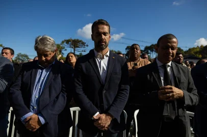 O governador Eduardo Leite (PSDB) esteve em Gramado neste sábado (3) para o lançamento da pedra fundamental de um novo espaço religioso da Igreja Universal do Reino de Deus. O projeto é inspirado no Templo de Salomão e será erguido às margens da Avenida Borges de Medeiros.<!-- NICAID(16029339) -->