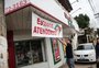 "Estamos atendendo": comerciante relata o desafio de reabrir farmácia após a enchente, em São Leopoldo