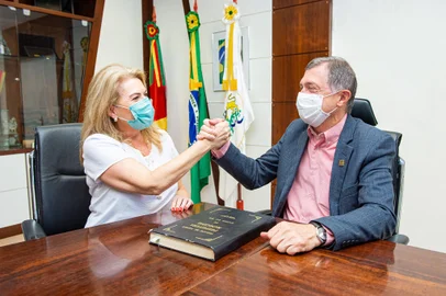 Vice-prefeita Paula Ioris assume como prefeita em exercício pelos próximos 10 dias. Prefeito de Caxias do Sul, Adiló Didomenico, transmite cargo para vice-prefeita Paula Ioris, que ficará 10 dias como prefeita em exercício.<!-- NICAID(14973845) -->