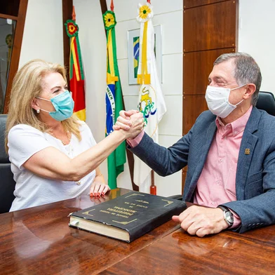 Vice-prefeita Paula Ioris assume como prefeita em exercício pelos próximos 10 dias. Prefeito de Caxias do Sul, Adiló Didomenico, transmite cargo para vice-prefeita Paula Ioris, que ficará 10 dias como prefeita em exercício.<!-- NICAID(14973845) -->