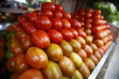 PORTO ALEGRE, RS, BRASIL, 08-10-2020: Alta do preço do tomate reflete na cesta básica e no balcão das fruteiras (FOTO FÉLIX ZUCCO/AGÊNCIA RBS, Editoria de Geral).<!-- NICAID(14612188) -->