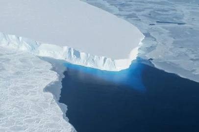 This undated photo courtesy of NASA shows Thwaites Glacier in Western Antarctica.   A major ice sheet in western Antarctica is melting, and its collapse is predicted to raise global sea level nearly two feet (61 centimeters), scientists said May 12, 2014. Theories of the ice sheet's impending doom have been circulating for some time, and a study in the journal Science said the process is now expected to take between 200 and 1,000 years. The thinning of the ice is likely related to global warming, said the study which was funded by NASA and the National Science Foundation. Airborne radar measurements of the West Antarctic ice sheet allowed scientists to map the underlying bedrock of Thwaites Glacier. AFP PHOTO/NASA/HANDOUT  = RESTRICTED TO EDITORIAL USE - MANDATORY CREDIT "AFP PHOTO / NASA / HANDOUT" - NO MARKETING NO ADVERTISING CAMPAIGNS - NO A LA CARTE SALES/DISTRIBUTED AS A SERVICE TO CLIENTS =    <!-- NICAID(10481580) -->