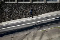 PORTO ALEGRE, RS, BRASIL, 21-07-2025: Levantamento da prefeitura mostra quais são ruas mais íngremes da Capital. Porto Alegre tem ruas famosas por suas "lombas", mas a lista traz algumas surpresas para os porto-alegrenses. Na foto: Rua Ramiro Barcelos, no bairro Moinhos de Vento, ocupada a 47ª posição de íngremes da capital. Foto: André Ávila/Agência RBSIndexador: Andre Avila<!-- NICAID(16084953) -->