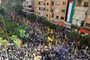 People take part in a demonstration organised by Lebanese Shiite group Hezbollah in the southern suburbs of Beirut on October 18, 2023, following a strike which ripped through a Gaza hospital compound killing hundreds the day before. Thousands rallied across the Arab world on October 18 to protest the deaths of hundreds of people in a strike on a Gaza hospital they blame on Israel, despite its denials. (Photo by ANWAR AMRO / AFP)Editoria: WARLocal: BeirutIndexador: ANWAR AMROSecao: demonstrationFonte: AFPFotógrafo: STF<!-- NICAID(15572034) -->