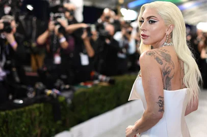 DIMITRIOS KAMBOURIS / AFP SANTA MONICA, CALIFORNIA - FEBRUARY 27: Lady Gaga attends the 28th Screen Actors Guild Awards at Barker Hangar on February 27, 2022 in Santa Monica, California. 1184596 Dimitrios Kambouris/Getty Images for WarnerMedia/AFP (Photo by Dimitrios Kambouris / GETTY IMAGES NORTH AMERICA / Getty Images via AFP)<!-- NICAID(15028855) -->