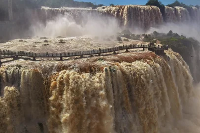@cataratasdoiguacu / Instagram / Reprodução Passarela das Cataratas do Iguaçu é interditada após vazão do rio chegar a quase seis vezes a média histórica<!-- NICAID(16384930) -->