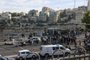Israeli police and security forces stand next to covered the bodies of suspected attackers (L) as they secure the site of a shooting in Jerusalem on November 30, 2023. (Photo by Menahem KAHANA / AFP)Editoria: WARLocal: JerusalemIndexador: MENAHEM KAHANASecao: conflict (general)Fonte: AFPFotógrafo: STF<!-- NICAID(15612648) -->