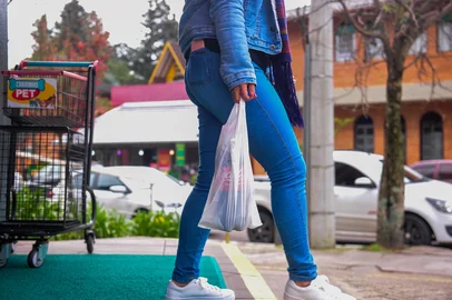 GRAMADO, RS, BRASIL, 30/06/2023. Gramado se prepara para lei que proibirá distribuição gratuita de sacolas plásticas em supermercados da cidade. Na foto, recepcionista Esther Azevedo de Almeida, que fazia compras em um supermercado na manhã de sábado (Neimar De Cesero/Agência RBS)Indexador: NEIMAR DE CESERO<!-- NICAID(15471580) -->