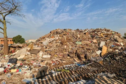 Moradores de bairros da Zona Norte ainda convivem com odor e montanhas de entulhos acumulados<!-- NICAID(15821096) -->