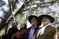 PORTO ALEGRE, RS, BRASIL, 06-08-2025: Bagre (D) e os filhos Paulinho, Ernesto e Neto Fagundes no bairro Bom Fim. Os Fagundes participam do projeto A Música do Rio Grande e interpretam o "Canto Alegretense". No dia 14 de agosto, o grupo apresenta "Os Fagundes - De Filho Para Pai", no Teatro do Bourbon Country. Foto: Mateus Bruxel/Agência RBSIndexador: MATEUS BRUXEL<!-- NICAID(16095669) -->