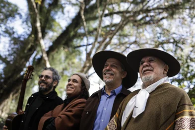 PORTO ALEGRE, RS, BRASIL, 06-08-2025: Bagre (D) e os filhos Paulinho, Ernesto e Neto Fagundes no bairro Bom Fim. Os Fagundes participam do projeto A Música do Rio Grande e interpretam o "Canto Alegretense". No dia 14 de agosto, o grupo apresenta "Os Fagundes - De Filho Para Pai", no Teatro do Bourbon Country. Foto: Mateus Bruxel/Agência RBSIndexador: MATEUS BRUXEL<!-- NICAID(16095669) -->