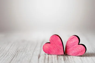 Belight / stock.adobe.com Valentines day background with two red hearts on wooden backgroundFonte: 99756797<!-- NICAID(14792547) -->