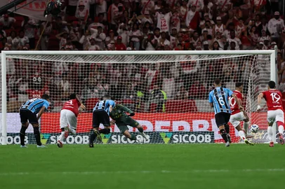 PORTO ALEGRE, RS, BRASIL, 21-09-2025: Em jogo válido pela 24ª rodada do Brasileirão, o Grenal 448 iniciou com uma carga extra de tensão com os dois treinadores ameaçados de perderem seus cargos.  No primeiro turno, o resultado foi 1 a 1 na Arena.  Foto: Renan Mattos/Agência RBS<!-- NICAID(16129847) -->