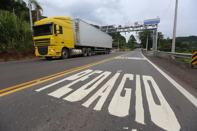 FARROUPILHA, RS, BRASIL, 24/01/2025. O governo do Estado lançou, neste mês, o processo de concessão do chamado Bloco 2 de rodovias gaúchas. O plano prevê o repasse à iniciativa privada de 414,91 quilômetros distribuídos por sete estradas. Ao todo, 32 municípios vão ser impactados e o principal objetivo é melhorar a trafegabilidade. Na foto, pórtico de free flow, da concessionária Caminhos da Serra Gaúcha (CSG), localizado no Km 45,5 (próximo da conhecida Curva da Morte), em Farroupilha. (Porthus Junior/Agência RBS)<!-- NICAID(15961139) -->