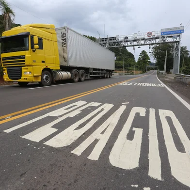 FARROUPILHA, RS, BRASIL, 24/01/2025. O governo do Estado lançou, neste mês, o processo de concessão do chamado Bloco 2 de rodovias gaúchas. O plano prevê o ree à iniciativa privada de 414,91 quilômetros distribuídos por sete estradas. Ao todo, 32 municípios vão ser impactados e o principal objetivo é melhorar a trafegabilidade. Na foto, pórtico de free flow, da concessionária Caminhos da Serra Gaúcha (CSG), localizado no Km 45,5 (próximo da conhecida Curva da Morte), em Farroupilha. (Porthus Junior/Agência RBS)<!-- NICAID(15961139) -->