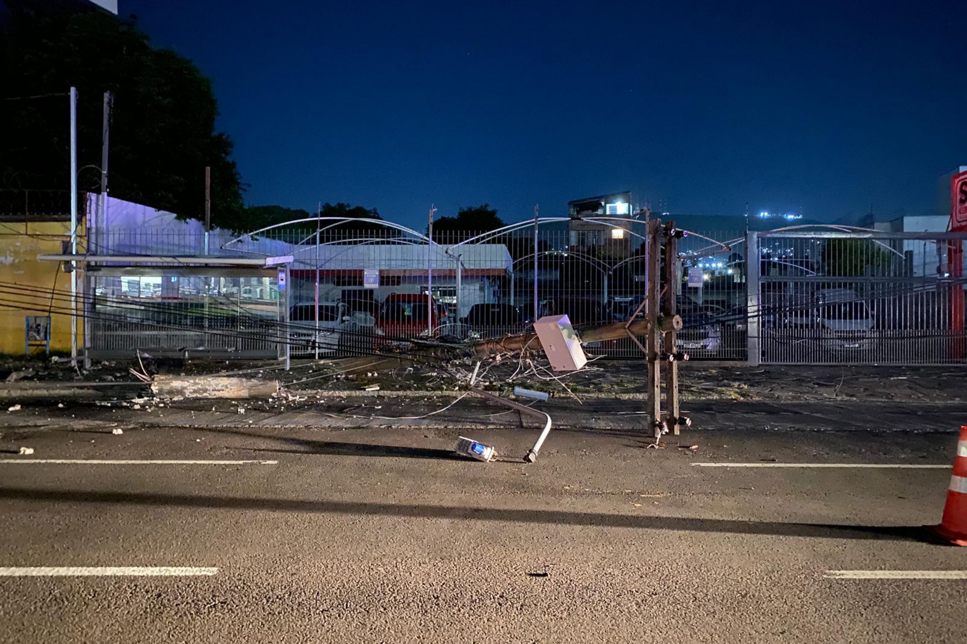 Motorista fica ferido ap&oacute;s bater em poste e capotar na Av. Ipiranga, em Porto Alegre