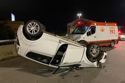 Duas pessoas ficam feridas após carro capotar no viaduto da Dom Pedro II<!-- NICAID(15413325) -->