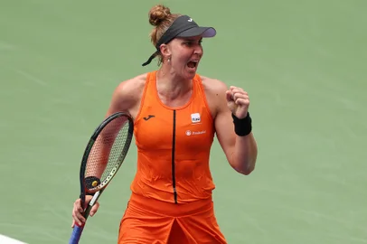 NEW YORK, NEW YORK - AUGUST 28: Beatriz Haddad Maia of Brazil celebrates a point against Sloane Stephens of the United States during their Women's Singles First Round match on Day One of the 2023 US Open at the USTA Billie Jean King National Tennis Center on August 28, 2023 in the Flushing neighborhood of the Queens borough of New York City.   Clive Brunskill/Getty Images/AFP (Photo by CLIVE BRUNSKILL / GETTY IMAGES NORTH AMERICA / Getty Images via AFP)<!-- NICAID(15524342) -->