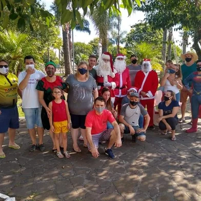 Papais-nóeis em caravana pelos bairros e presépio no pátio de casa: conheça histórias de quem mantém vivo o espirito natalino em Caxias. Ação nesta sexta (24) levará o bom velhinho em carreata pelas ruas de Forqueta, com distribuição de kits com balas e refrigerante para as crianças. Na foto, caravava realizada em 2020 e os voluntários. <!-- NICAID(14976174) -->