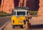 Há oito anos na estrada, casal do RS que viajou por 22 países vai de Kombi até o Alasca
